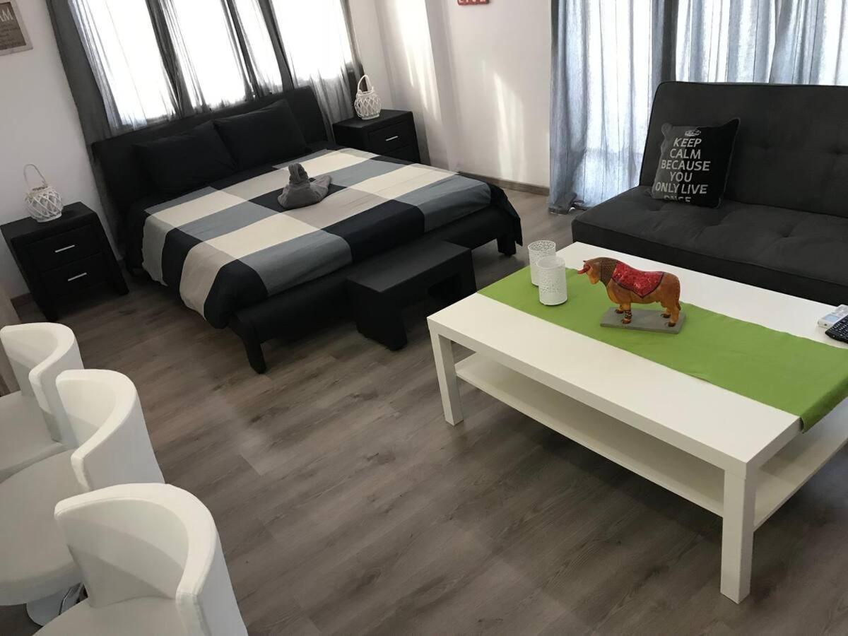 Papadavid Apartments Paphos Bagian luar foto